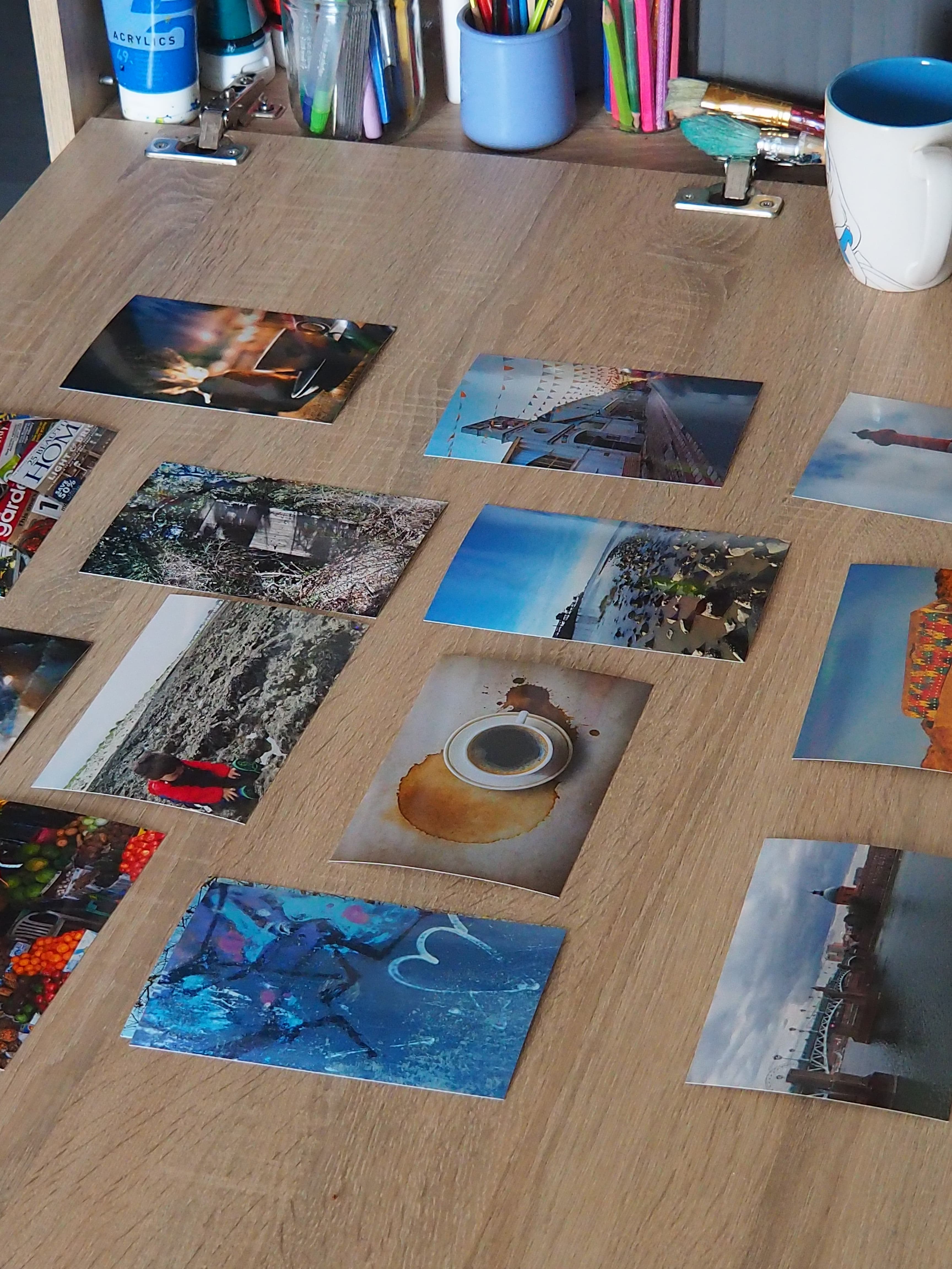 Matériel préparé pour une séance d’expression artistique