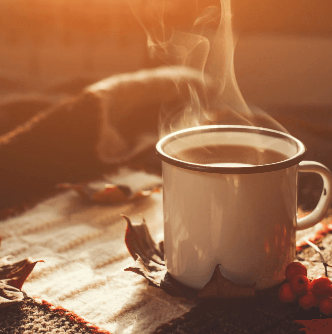 Tasse et carnet dans une atmosphère chaleureuse